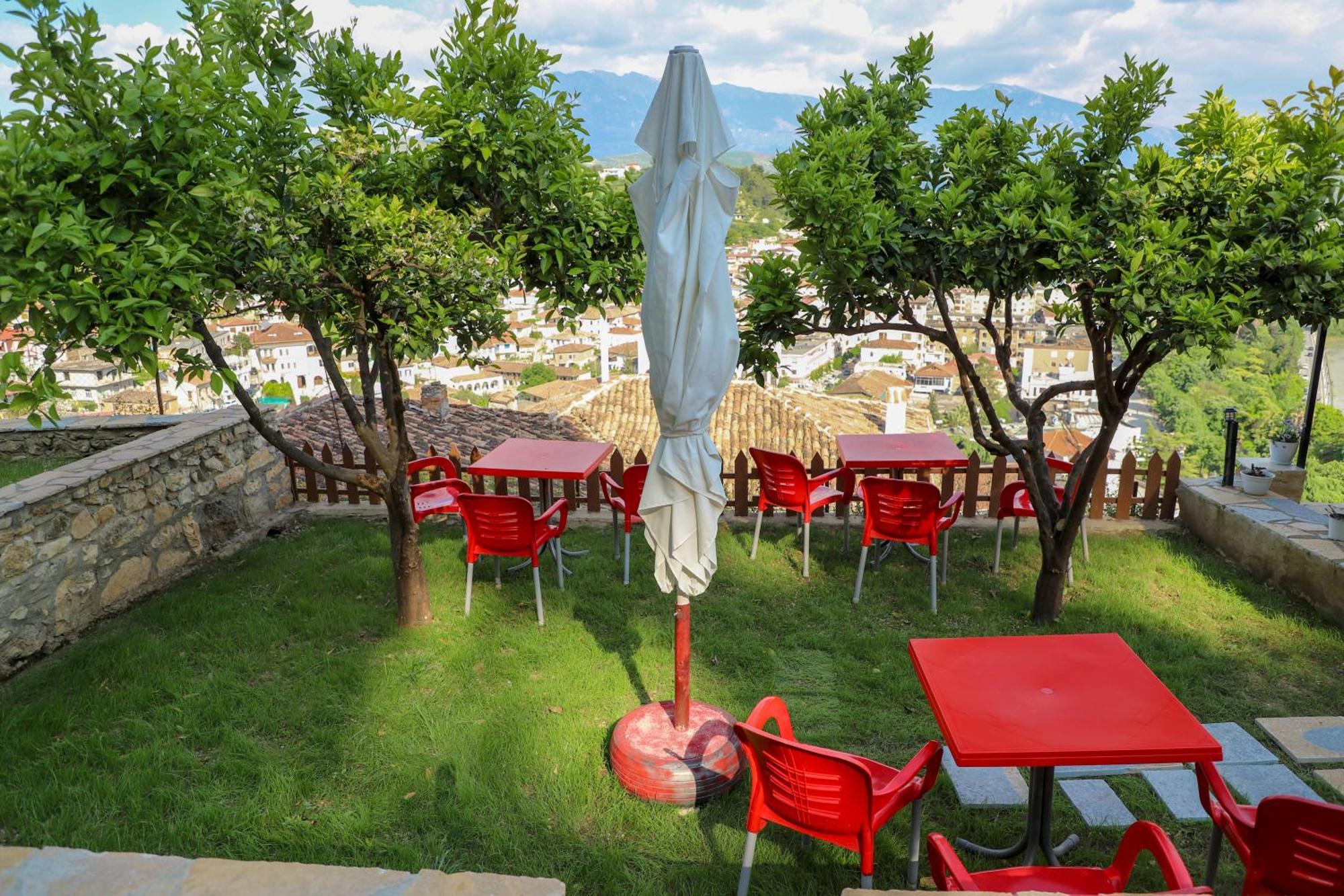Guest House Lion Berat Exteriör bild
